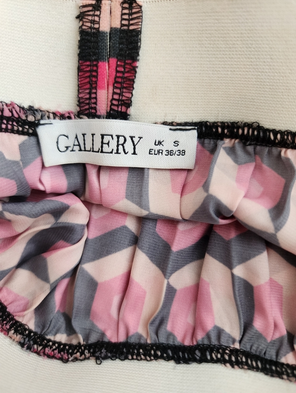 GALLERY GEOMETRIC DESIGN PLEATED MIDI SKIRT PINK WHITE SIZE SMALL IMPORTED BRAND - Picture 3 of 12